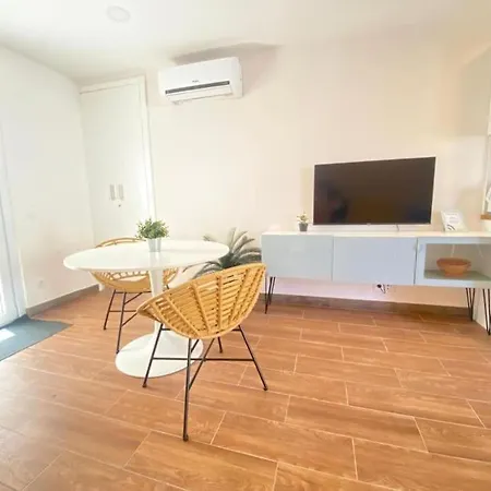 Beach Vibes - Patio Apartment *
